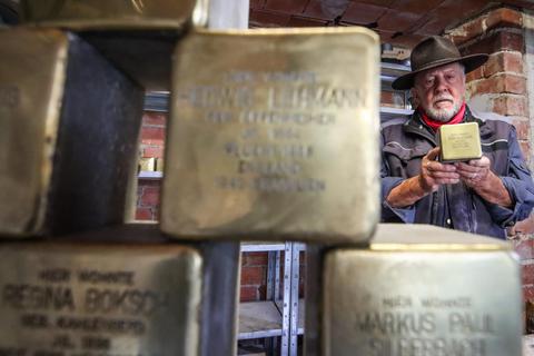 Künstler Gunter Demnig arbeitet in seiner Werkstatt an Stolpersteinen. Der Initiator des Projektes zur Erinnerung an Opfer des Nationalsozialismus ist mittlerweile 75 Jahre alt. Am Montag, 6. Februar, verlegt er Steine in Worms. © dpa
