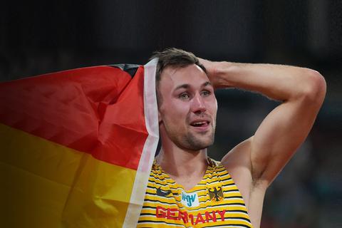 Niklas Kaul schlägt nach seinem EM-Sieg in München die Hände über dem Kopf zusammen.