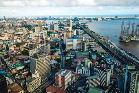 Panorama von Lagos, Nigeria: In der Küstenmetropole mit ihren 14 Millionen Einwohnern kommt Jude Onah aktuell bei Verwandten unter. Wann er zurück nach Deutschland kann, ist unklar. Foto: terver – stock.adobe