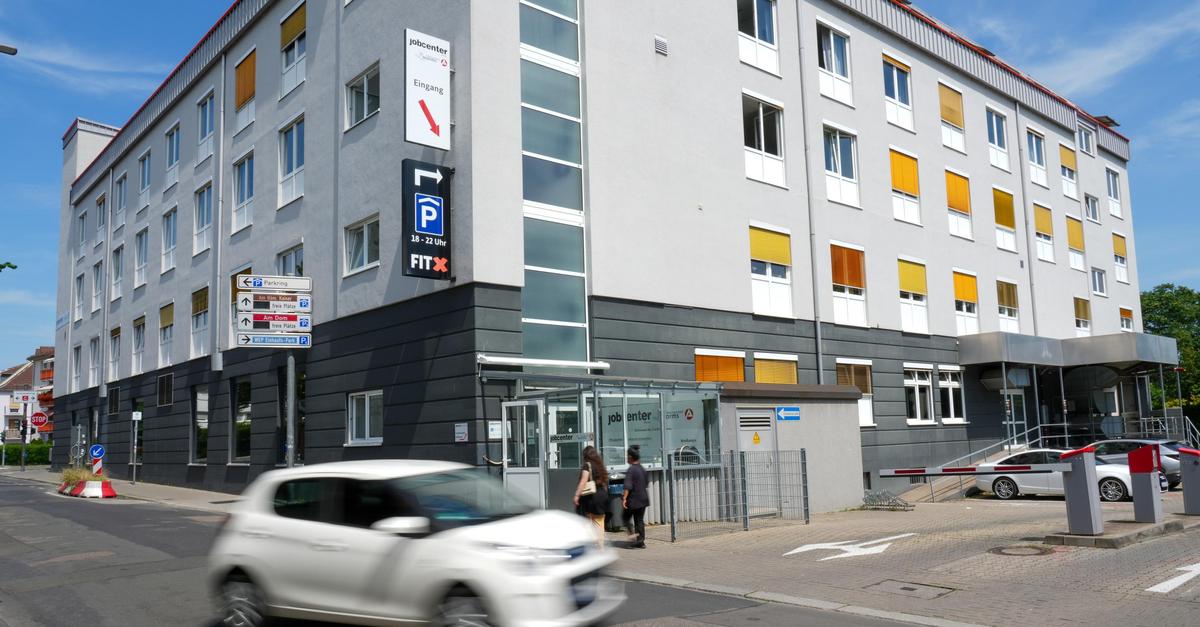 Jobcenter-Worms-leuchtet-lila-und-orange