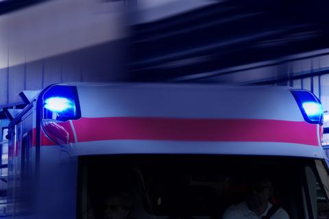 Ein Krankenwagen fährt mit eingeschaltetem Blaulicht zu einem Einsatzort. Symbolfoto: pattilabelle - stock.adobe