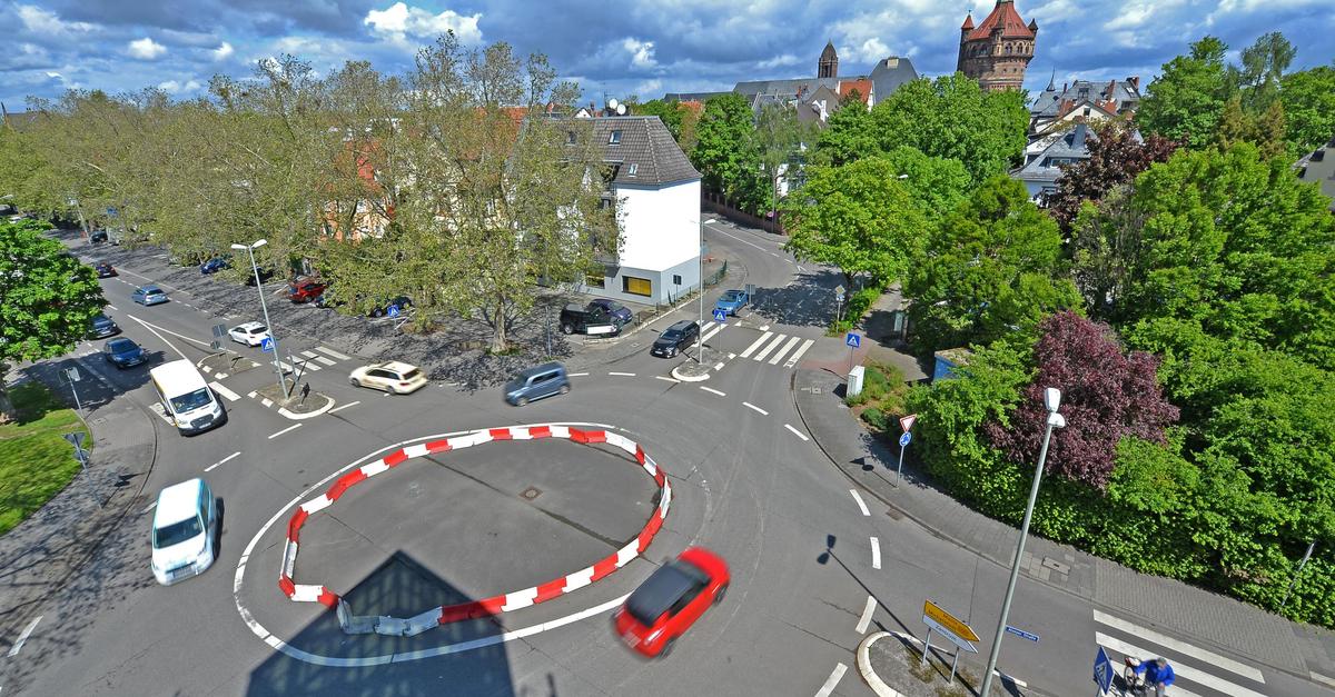 Fu-g-ngerin-auf-Zebrastreifen-in-Worms-von-Lkw-erfasst