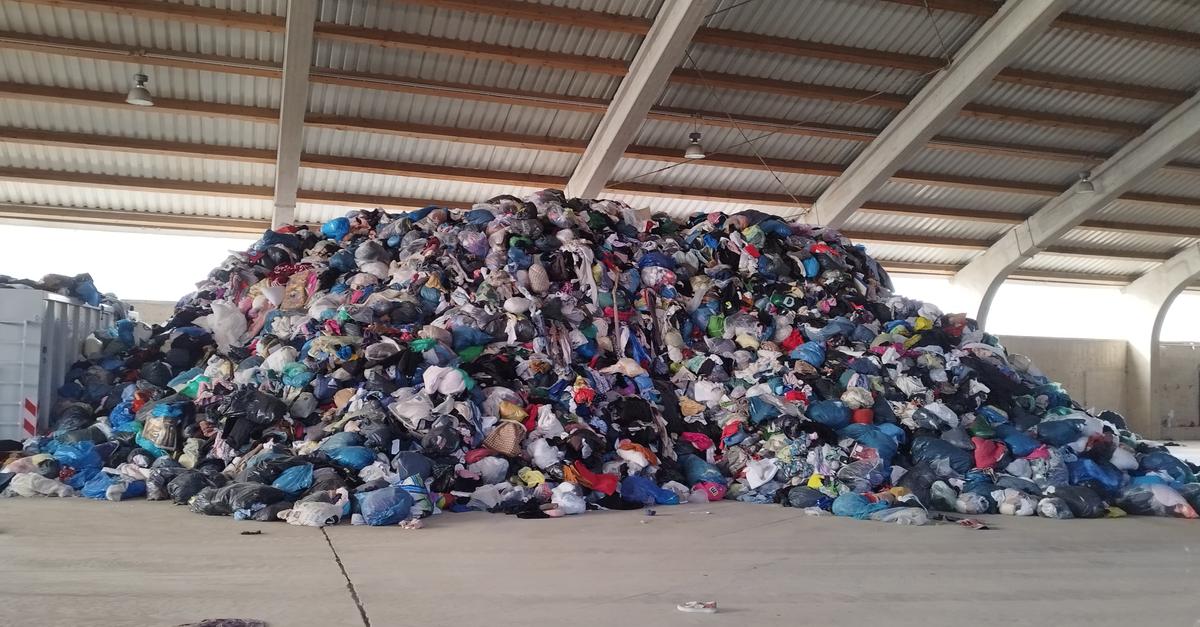 Altkleider-richtig-entsorgen-Mainzer-Experte-kl-rt-auf