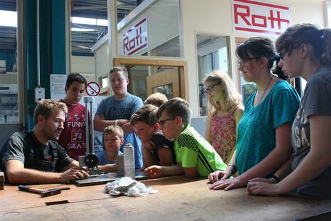Wie funktioniert das? Zwei Roth-Auszubildende erklären den 19 Mädchen und Jungen in der Ausbildungswerkstatt in Buchenau, worauf es ankommt.   Foto: Vivien Keller