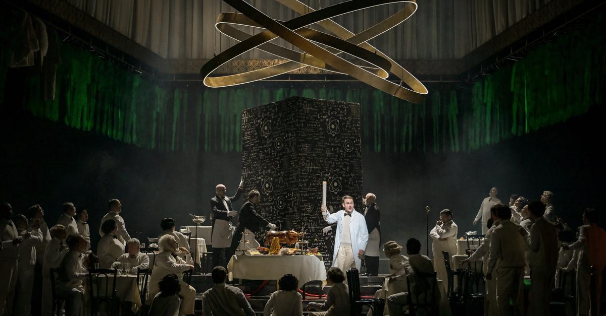 Abendgesellschaft-auf-skurriler-Zeitreise-im-Staatstheater