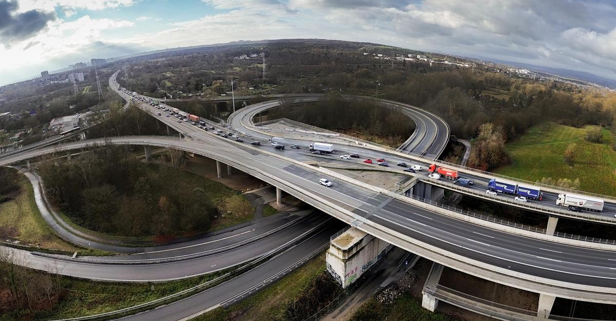 A643-Abfahrt-Mainz-Mombach-Schmitt-dr-ngt-Schnieder