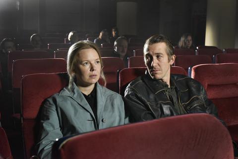 Da kriegen auch die tristen Finnen gute Laune: Ansa (Alma Pöysti) und Holappa (Jussi Vatanen) schauen sich im Kino einen Zombiefilm von Jim Jarmusch an. 