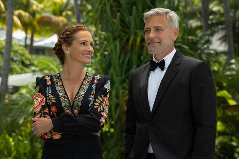 Wetteifern um das schönste falsche Lächeln: Julia Roberts als Georgia und George Clooney als David in der seichten romantischen Komödie „Ticket ins Paradies“. Foto: Vince Valitutti/Universal Studios