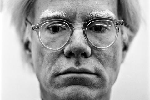 Andy Warhol mit ernstem Blick, fotografiert von  Walter Schels, der das  typische Fotolächeln hasst. Foto: Walter Schels