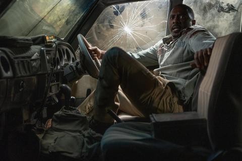 In Südafrika muss sich Dr. Samuels (Idris Elba) im Film „Beast“ mit einem Löwen rumschlagen. Foto: Universal