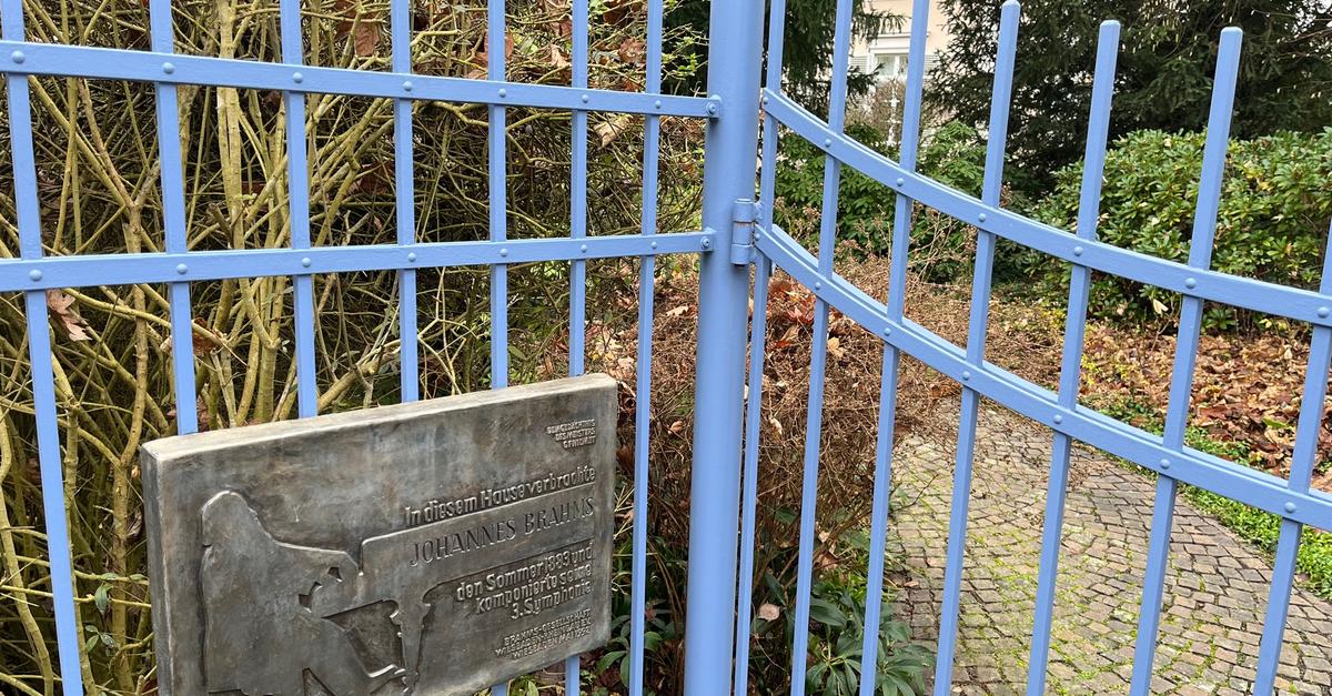 Nebenan-komponiert-im-Kurhaus-gespielt-Brahms-in-Wiesbaden