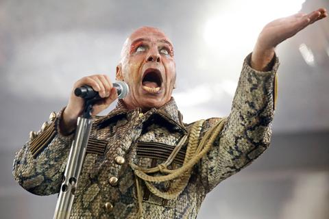 Rammstein-Sänger Till Lindemann beim Konzert in der Commerzbank-Arena. Foto: Rudolf Uhrig