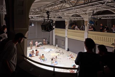 Blick auf einen künstlichen Strand – Sinnbild des Massentourismus: das lebendige Wimmelbild in Wiesbaden. Foto: Heike Kandaloskwi