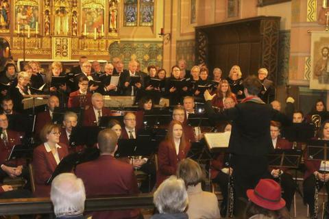 In der katholischen Pfarrkirche St. Peter in Herrnsheim gab das große Orchester des Kirchenmusikvereins mit Beteiligung des Kirchenchors Cäcilia ein stimmungsvolles Adventskonzert. Foto: photoagenten/Andreas Stumpf  Foto: photoagenten/Andreas Stumpf