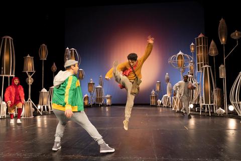 Von der Bühne auf den Bildschirm: Alaaddin kommt am Sonntag aus dem Staatstheater zu seinen Zuschauern.   Foto: Nils Heck 