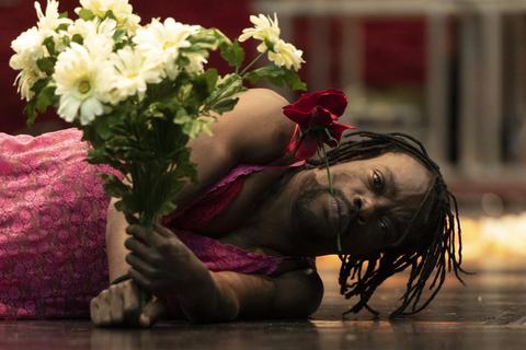 Sag‘s durch die Blume: Tauwindsida Adonis Nebié im Tanzstück „Entre deux“. Foto: Nils Heck