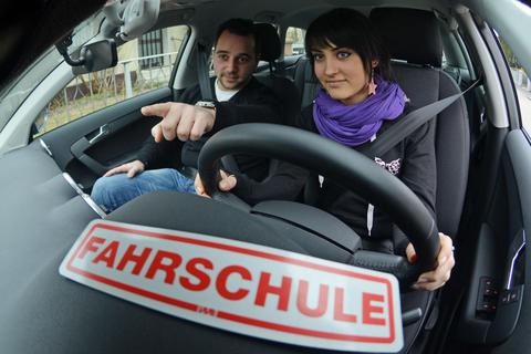 Den Führerschein zu machen, scheint vielen jungen Leuten heute nicht mehr so wichtig zu sein. Sie haben offenbar andere Prioriäten.
