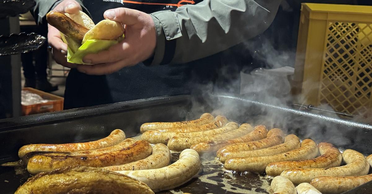 Wormel-Wenn-der-Finne-gen-sslich-in-seine-Braatvursti-bei-t
