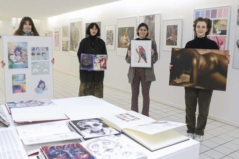 Der Kunstverein in der Wormser Renzstraße zeigt Arbeiten des Abschlussjahrgangs des Landeskunstgymnasiums. Unter anderen präsentieren dort (v.l.) Svenja Praß, Johanna Jäschke, Marsh Tasch und Yamuna Kyra Rösch ihre Werke. Foto: pakalski-press/Andreas Stumpf