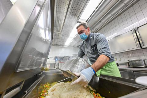 Um 11 Uhr brutzelt in der Mensa in der Schöfferstraße schon die Pfanne. Küchenmeister Jens Reisner bereitet vegane Paella zu. Foto: Dirk Zengel