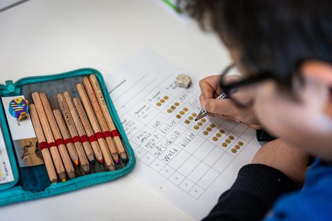 Probleme mit dem Lesen und Schreiben sind oft ausschlaggebend dafür, dass ein Kind die erste Klasse wiederholt. 