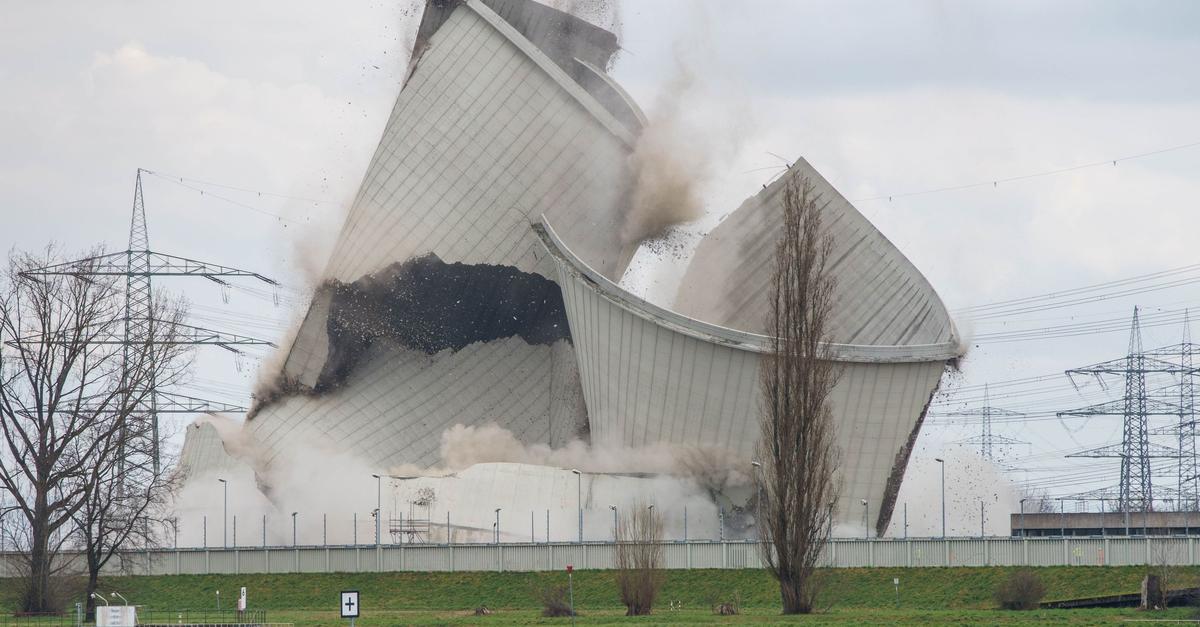 Dritter-K-hlturm-des-ehemaligen-AKW-Biblis-wird-abgerissen