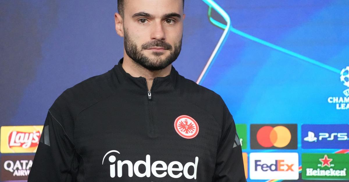 Eintracht-Interimscoach-hofft-auf-die-Wucht-der-Fans