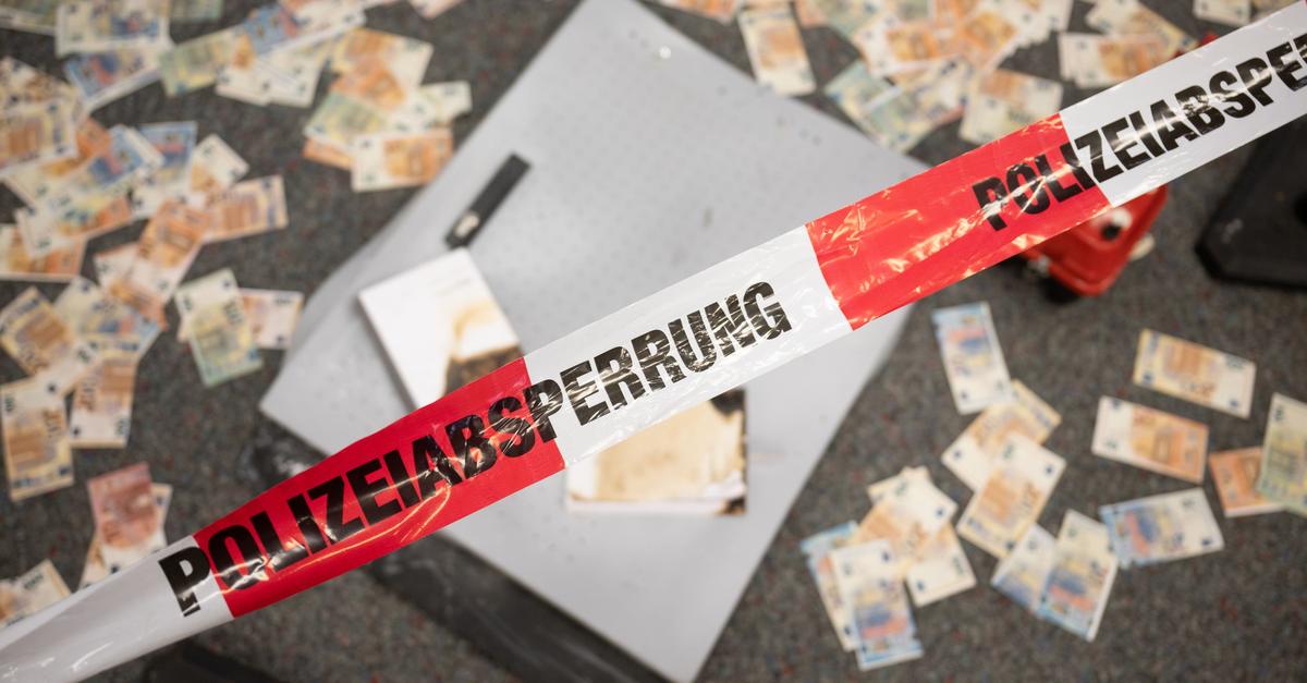 Geldautomat-in-Einkaufszentrum-gesprengt-hoher-Schaden