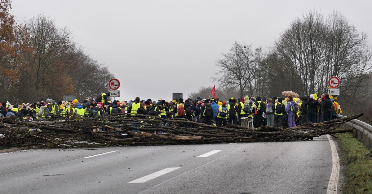 Blockaden-bei-Gie-en-Demos-behinderten-teils-Rettungskr-fte