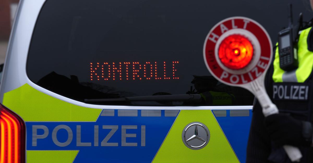 Junger-Mann-schleicht-mit-Radlader-ber-Autobahn