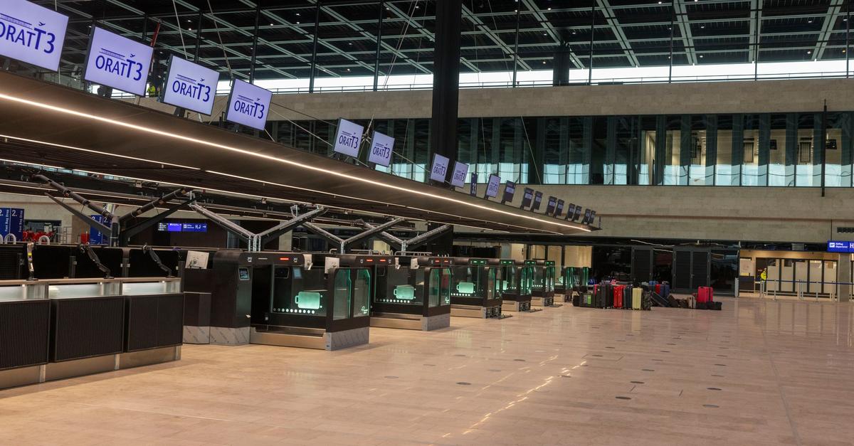 Hunderte-Komparsen-testen-Ablauf-am-neuen-Flughafen-Terminal