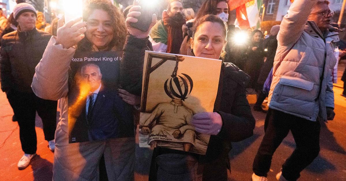 Leuchten-f-r-einen-freien-Iran-Proteste-in-Frankfurt