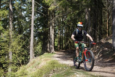 Längst nicht alle Mountainbiker fahren auf den Forstwegen rund um den Großen Feldberg. Mittlerweile existieren neben drei legalen Pisten rund 30 illegale Trails.