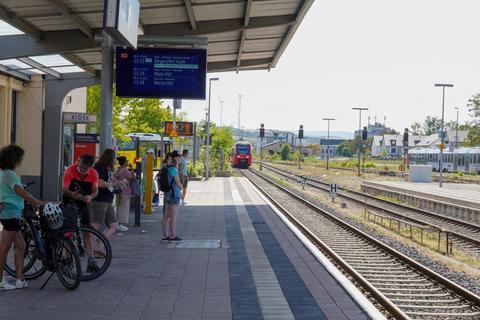 Da kommt die Bahn: Am Bahnhof in Alzey gerät das Warten auf den nächsten Zug derzeit zu einem zermürbenden Geduldsspiel. Foto: pakalski-press/Boris Korpak