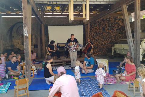 Beim Babykonzert können es sich die Zuhörer auf Decken gemütlich machen. Ökowein Schütte