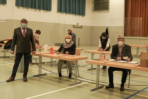 Der Erste Beigeordnete Bernd Hermann (links) ist der neue Bürgermeister von Eich. Unter strengen Hygienebedingungen haben 38 Prozent der wahlberechtigten Eicher ihre Stimme in der Altrheinhalle abgegeben. Foto: pakalski-press/Boris Korpak