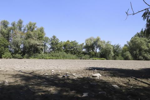 Das Jägerloch, der Flachwassersee nördlich der Ortslage, ist völlig ausgetrocknet. Foto: BilderKartell/Andreas Stumpf