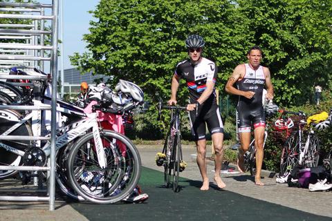 In der Wechselzone steigen die Sportler auf das Rad um.                                                                                    Foto: photoagenten/Christine Dirigo  Foto: photoagenten/Christine Dirigo