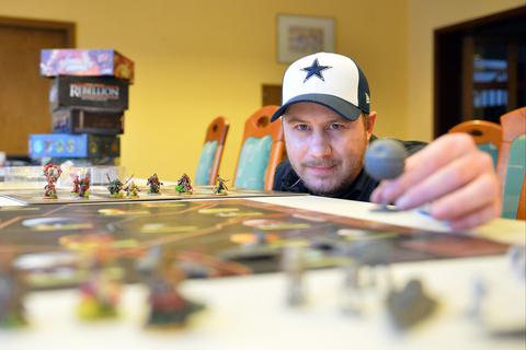 Christoph Müller ist Initiator des Brettspielabends in Gimbsheim. Er selbst spielt gerne das Spiel „Dungeon Crawler“. © pakalski-press/Ben Pakalski