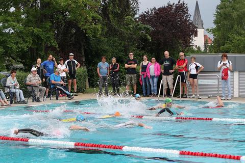 Im Gimbsheimer Freibad fällt der Startschuss zur ersten Disziplin, dem Schwimmen. Foto: photoagenten/Christine Dirigo  Foto: photoagenten/Christine Dirigo