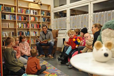In der Mettenheimer Büchermaus hatte Maximilian Abstein als Vorleser die Aufmerksamkeit der Kinder sicher. Foto: pa/Ben Pakalski  Foto: pa/Ben Pakalski