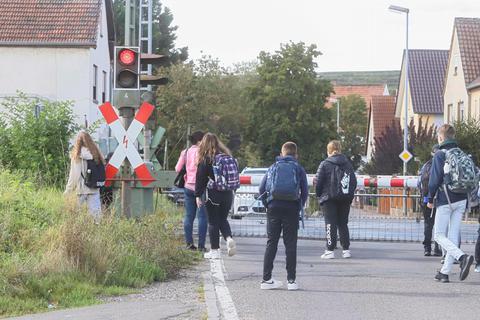 Der Bahnübergang in Mettenheim ist schon länger ein Problem. Viel zu lange bleibt er geschlossen.    Foto: pakalski-press/Andreas Stumpf 