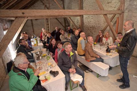 Volker Raumland (re.) erläutert seinen Gästen allerhand Interessantes zum Thema Sekt. Er muss es ja schließlich wissen.Foto: pa /Balzarin  Foto: pa /Balzarin