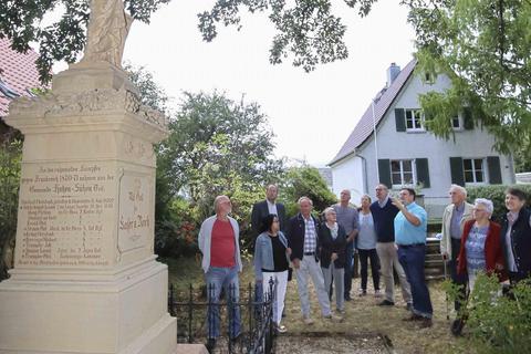 Das Gebiet um das renovierte Kriegerdenkmal soll neu gestaltet werden. Eines der Projekte, die der Bürgertreff in Hohen-Sülzen in diesem Jahr realisieren will. © pakalski-press/Andreas Stumpf