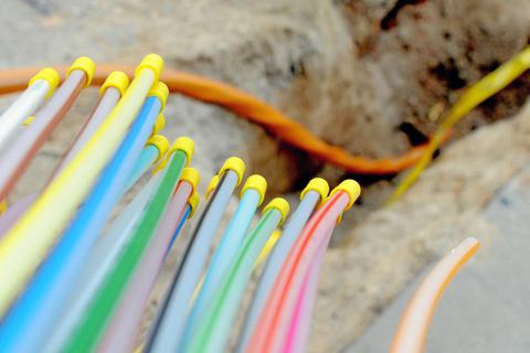Gleich zwei Anbieter wollen Mörstädter Haushalte mit Glasfasernetz versorgen. Vor allem den alten Ortskern, denn das Gewerbe- und Neubaugebiet sind bereits am Netz. Symbolfoto: dpa