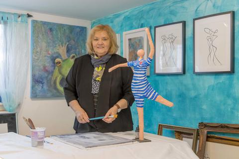 Die Künstlerin und ihre Werke: Gisela Heiser in ihrem Atelier in Monsheim. Foto: Marc Braner/pakalski-press