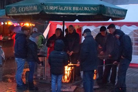 Das Feuer bot Wärme, der Sonnenschirm sorgte für Schutz vor Nässe von oben.Foto: Rolf Hoffmann  Foto: Rolf Hoffmann