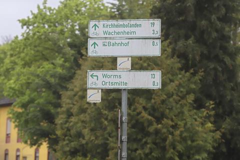 Wegweiser für den Zellertal-Radweg in Monsheim: Künftig werden Rundtouren angestrebt. Foto: pp/Andreas Stumpf
