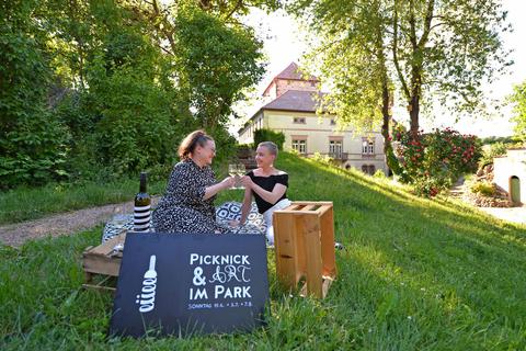 Öfter mal was Neues: Sophie (links) und Constance Lüll veranstalten am 19. Juni im Schlosspark Lüll in Wachenheim „Picknick & Art“. Foto: pakalski-press/Ben Pakalski