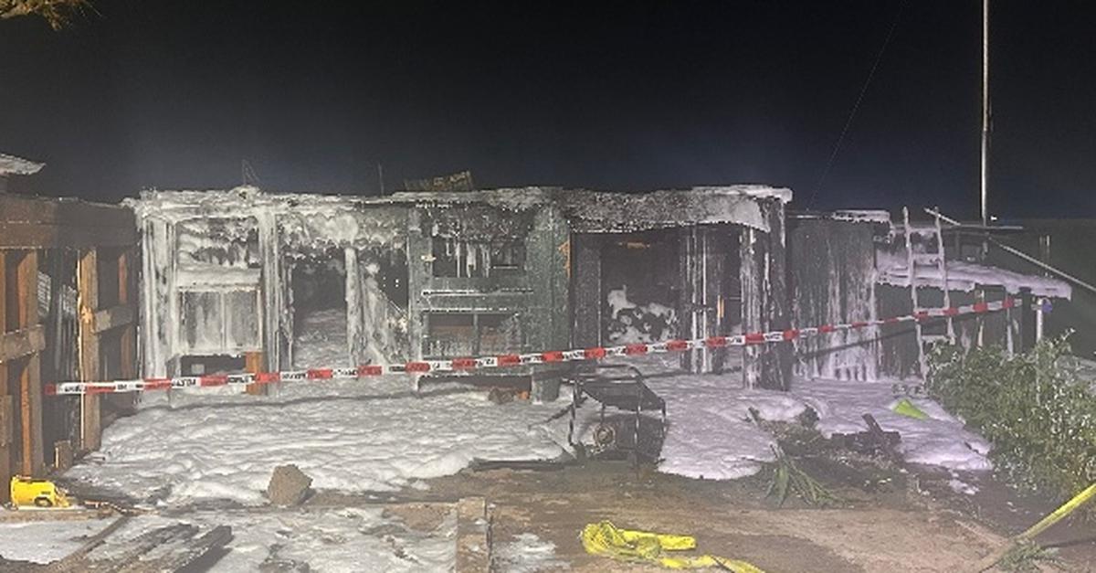 Wonsheim-Feuer-greift-von-Holzverschlag-auf-Gartenhaus-ber
